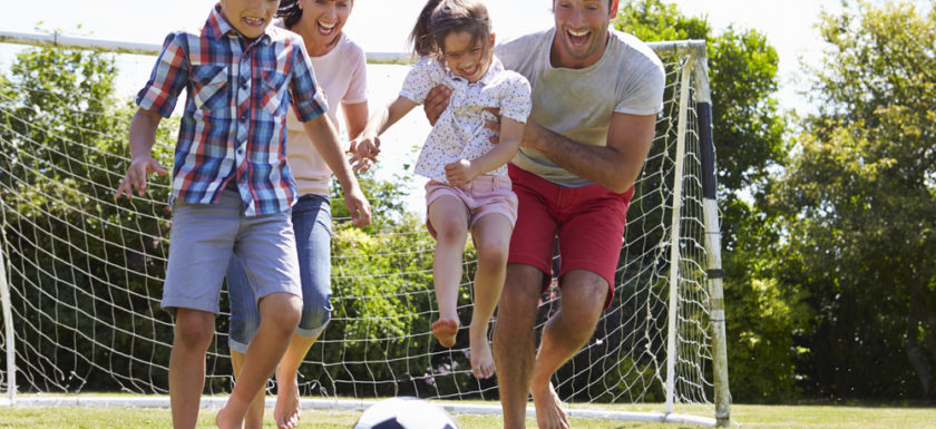 Et fodboldmål til haven giver mange timers underholdning til børnene
